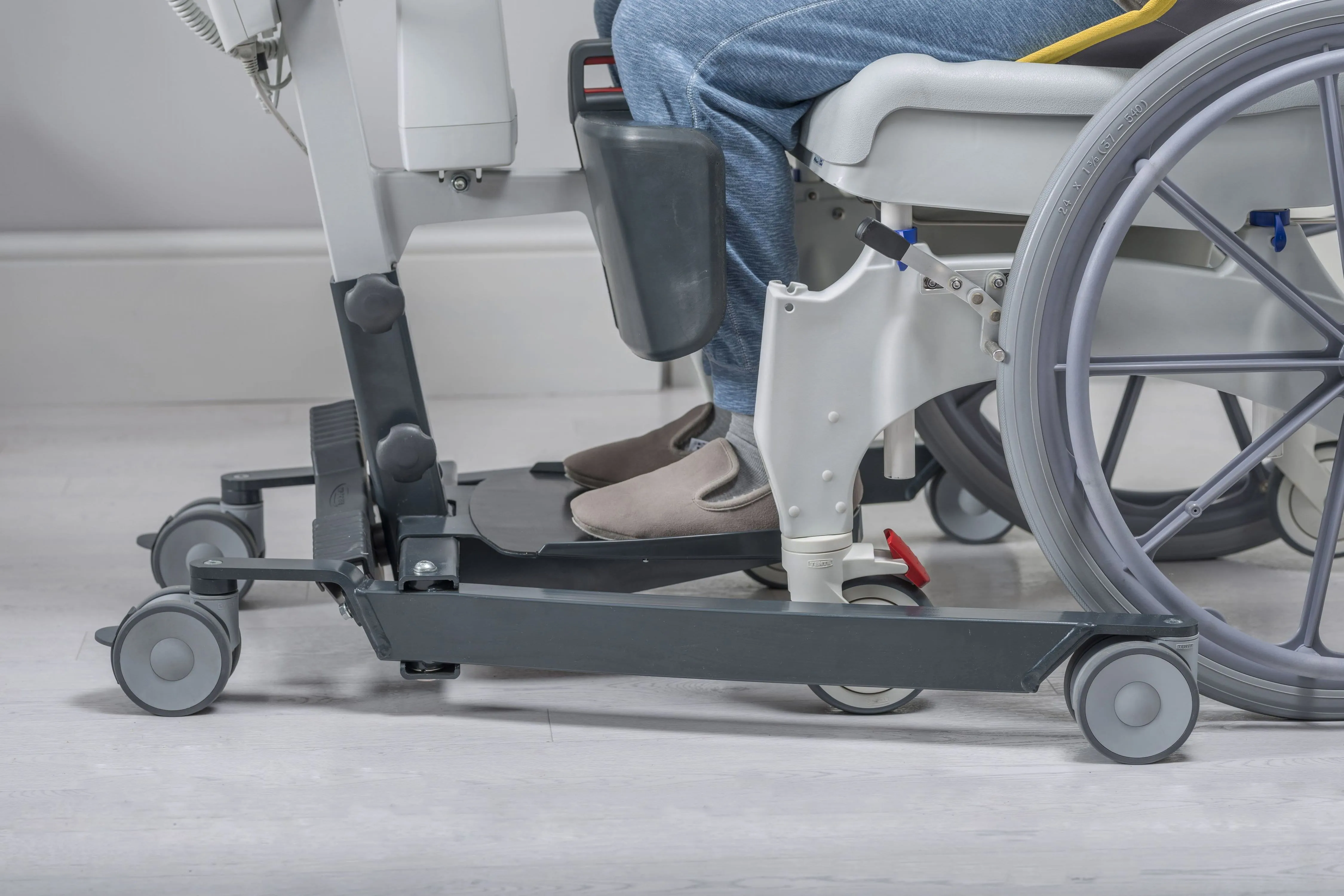 Invacare ISA Compact Electric Stand Assist (Sit-to-Stand) Patient Lift 350lb