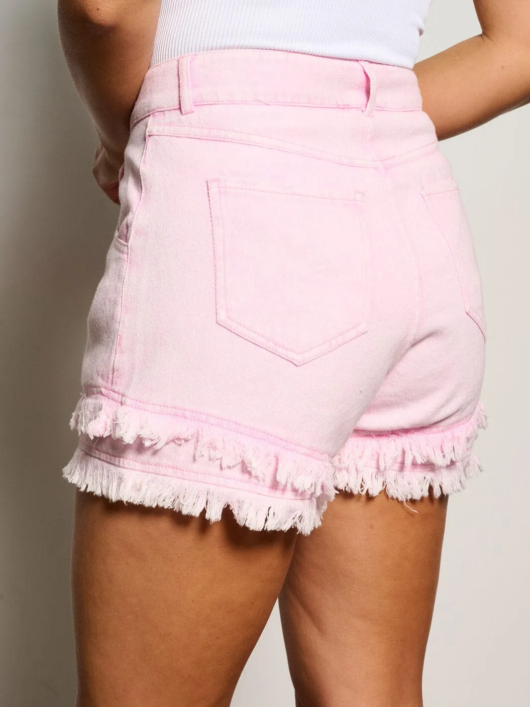 WOMEN'S BUTTON CLOSURE POCKET RUFFLE EDGE MINI SHORTS
