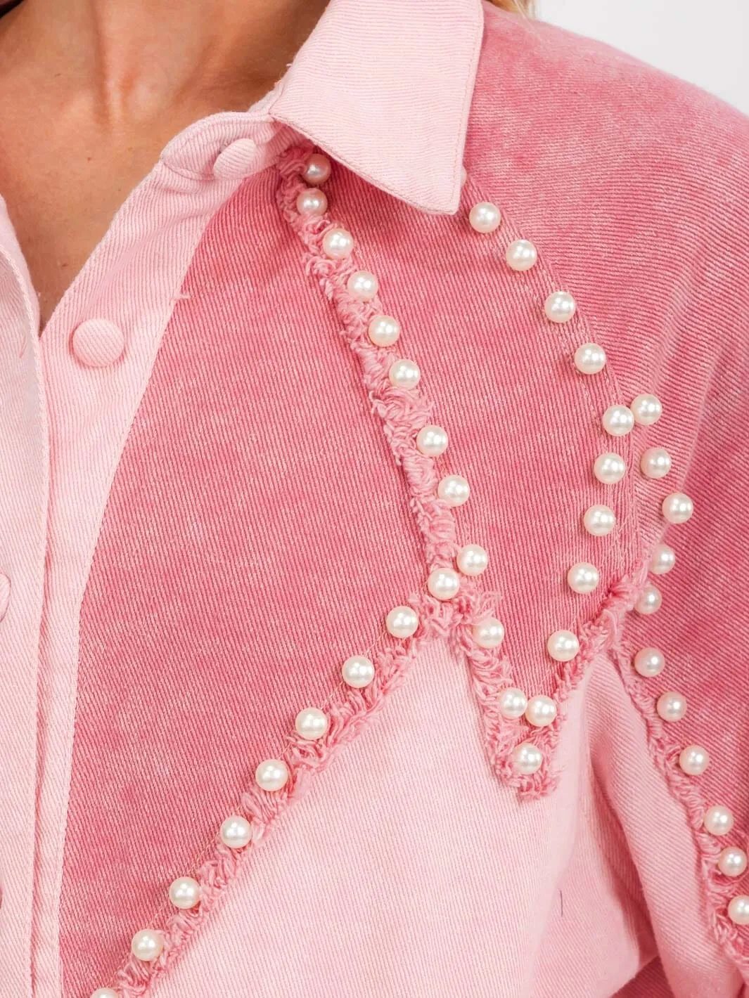 WOMEN'S LONG SLEEVE BUTTON UP FRONT POCKETS PEARL DETAILED DENIM JACKET